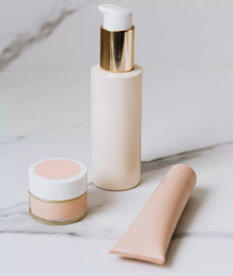 cosmetici senza marchio disposti su superficie in marmo