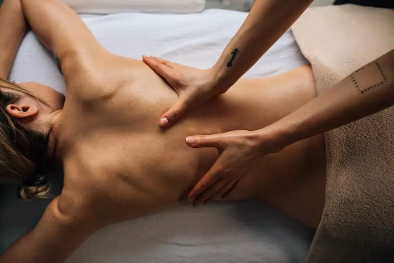 ragazza riceve un massaggio ayurvedico