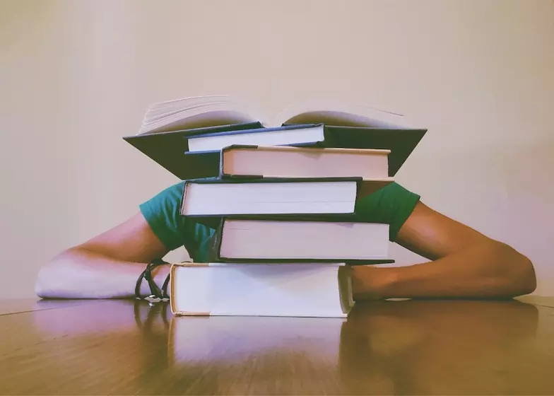 studente alle prese con i libri per apprendere la professione di estetista