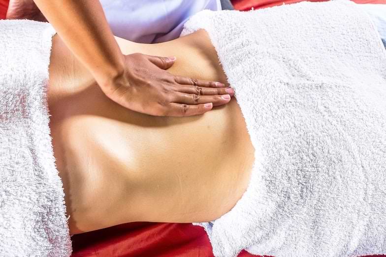 esecuzione di trattamento ayurvedico per la risoluzione degli inestetismi dei vari biotipi