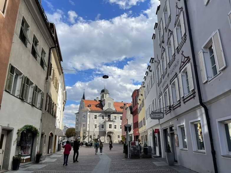 veduta di un centro storico di una città (dove aprire un centro estetico)