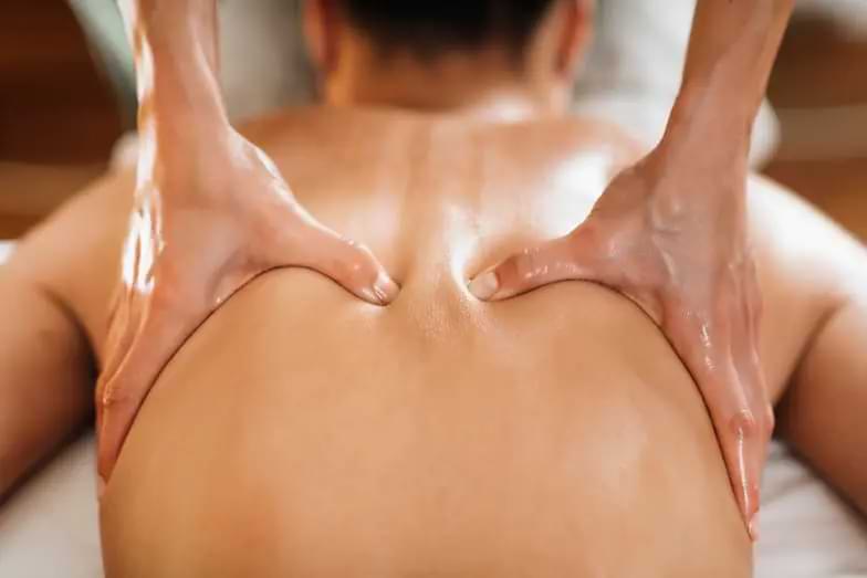 estetista di successo esegue trattamento ayurvedico