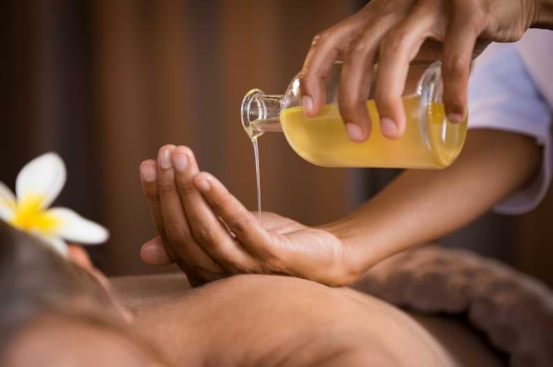 tecniche di massaggio ayurvedico con applicazione oli