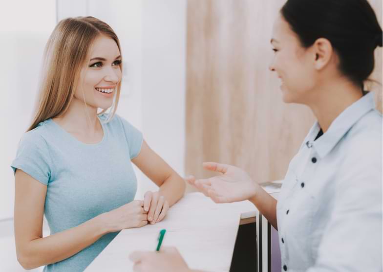 estetista parla alla propria cliente