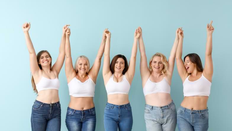 ragazze con diversa costituzione fisica alzano le braccia e si tengono per mano