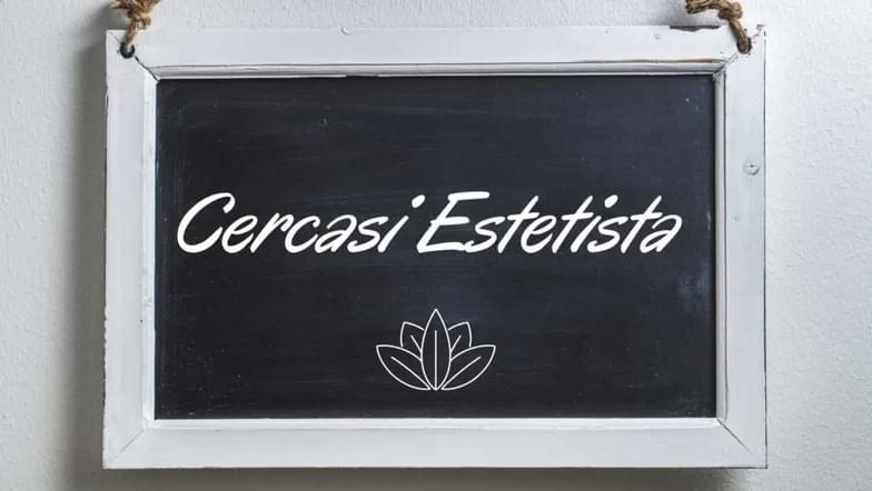 scritta su una lavagnetta: "cercasi estetista"