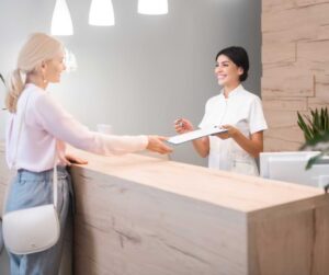 estetista accoglie cliente nel proprio centro estetico