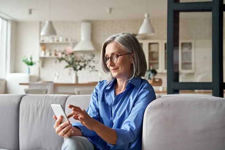 donna consulta app per prendere appuntamento dall'estetista comodamente da casa sua