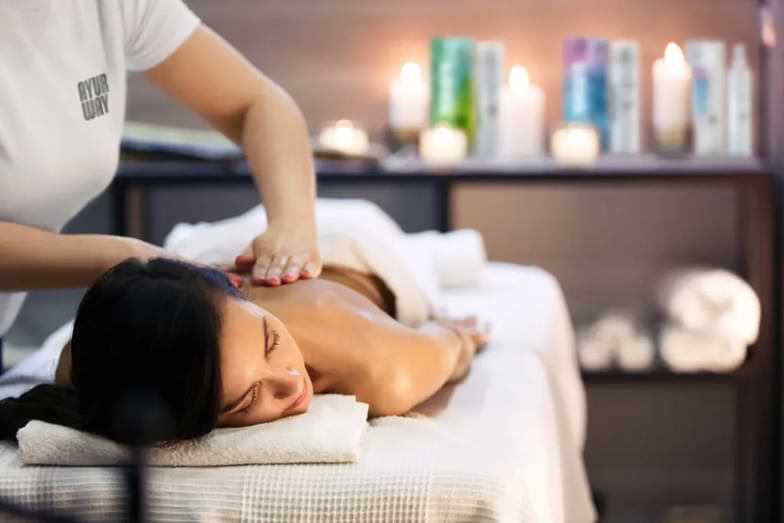 operatrice Ayurway effettua un massaggio alla propria cliente