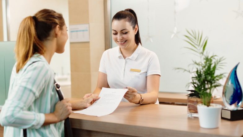 Cliente che compila modulo per la Fidelity Card