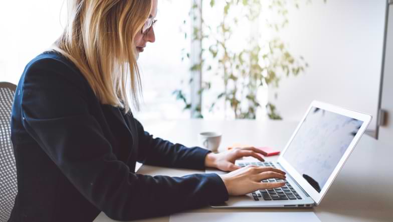 estetista al computer studiando la sua strategia di email marketing